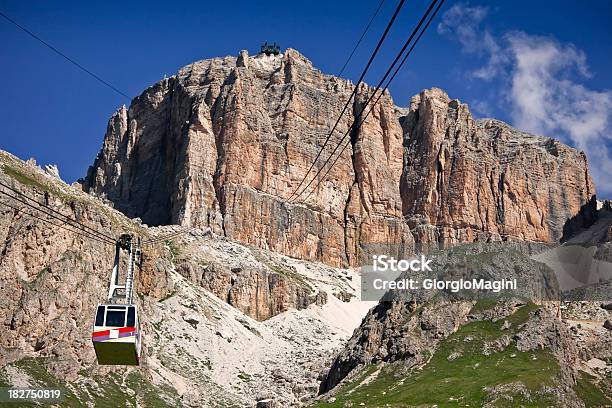 Funivia A Sass Pordoi Dolomiti In Estate - Fotografie stock e altre immagini di Alpi - Alpi, Ambientazione esterna, Bellezza naturale