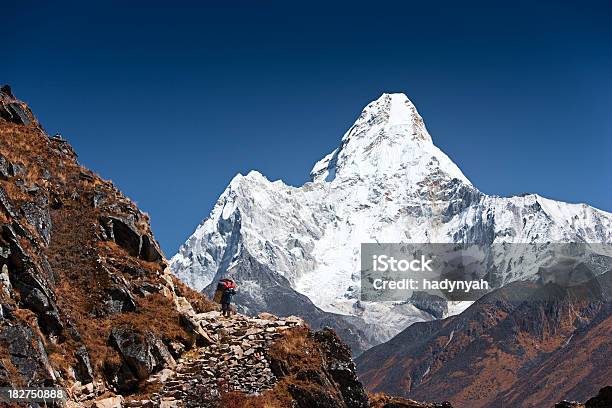 Senderismo En Himalayas Foto de stock y más banco de imágenes de Aire libre - Aire libre, Aislado, Ama Dablam