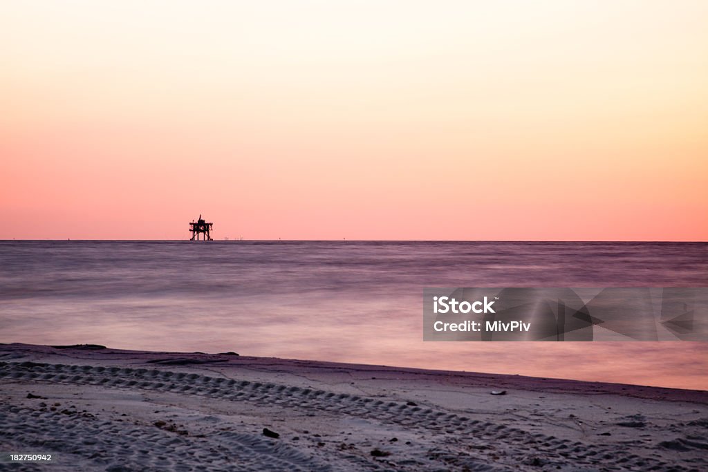 Plataforma de petróleo na praia ao pôr-do-sol - Foto de stock de Dauphin Island royalty-free