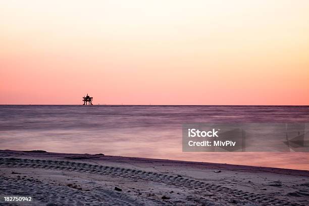 Foto de Plataforma De Petróleo Na Praia Ao Pôrdosol e mais fotos de stock de Dauphin Island - Dauphin Island, Areia, Combustível fóssil