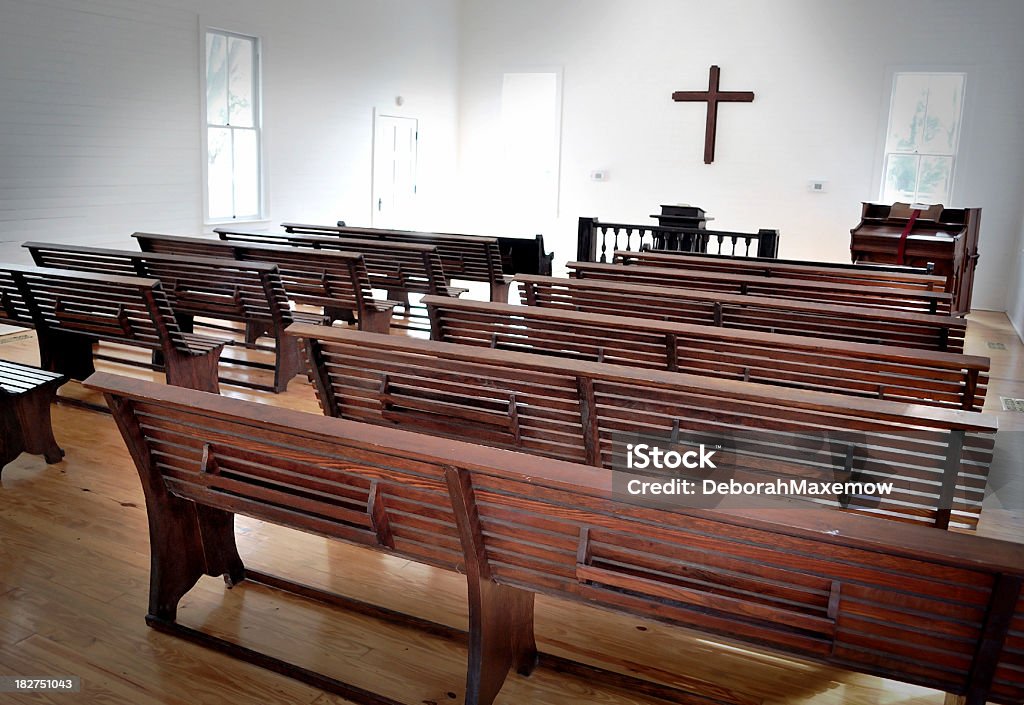 Sepia Rustykalny Kościół Pews drewniany Krzyż z światło z góry - Zbiór zdjęć royalty-free (Bez ludzi)