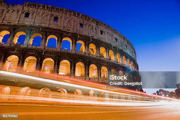 Il Colosseo Di Roma Italia - Fotografie stock e altre immagini di Anfiteatro - Anfiteatro, Antico - Condizione, Automobile