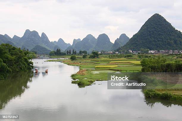 Yangshuo Foto de stock y más banco de imágenes de Agua - Agua, Ajardinado, Asia