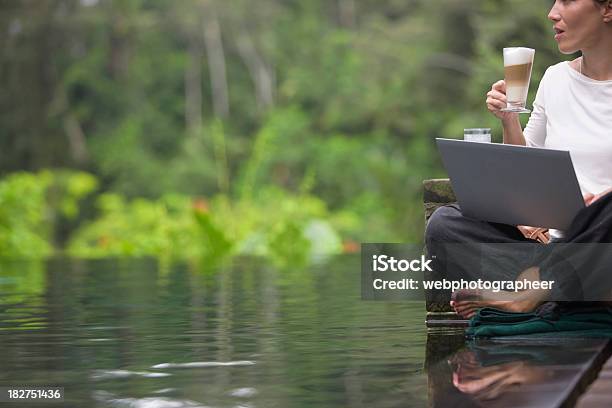 Trinkt Kaffee Stockfoto und mehr Bilder von Laptop - Laptop, Schwimmbeckenrand, Arbeiten