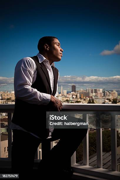 Koncentracja Na Sobie Młody Mężczyzna Patrzy Na Zewnątrz Po San Francisco - zdjęcia stockowe i więcej obrazów Afroamerykanin