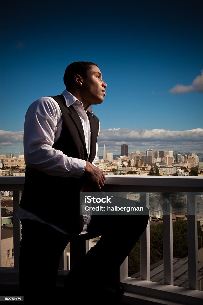 Introspectivos jovem olhando para San Francisco - Foto de stock de Afro-americano royalty-free
