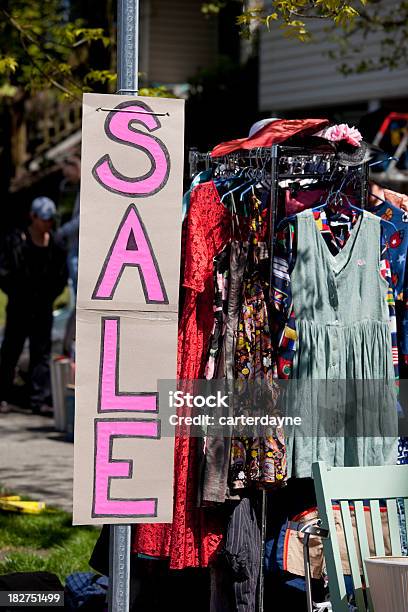 Foto de Sinal De Venda De Garagem E Roupas Usadas e mais fotos de stock de 2000-2009 - 2000-2009, Acabado, Antigo