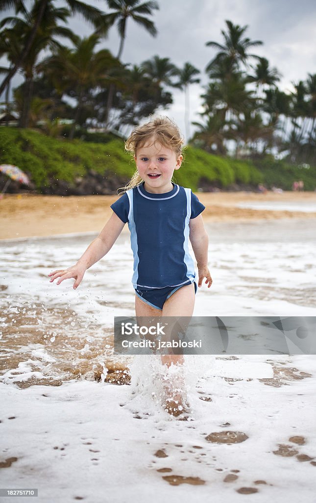 Mädchen spielen in den Wellen - Lizenzfrei Aktiver Lebensstil Stock-Foto