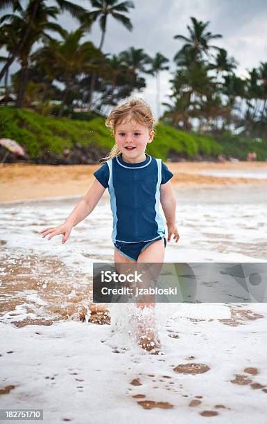 Mädchen Spielen In Den Wellen Stockfoto und mehr Bilder von Aktiver Lebensstil - Aktiver Lebensstil, Aktivitäten und Sport, Bewegung