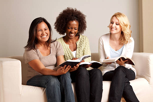 gruppo eterogeneo di amici - small group of people group of people talking bible foto e immagini stock