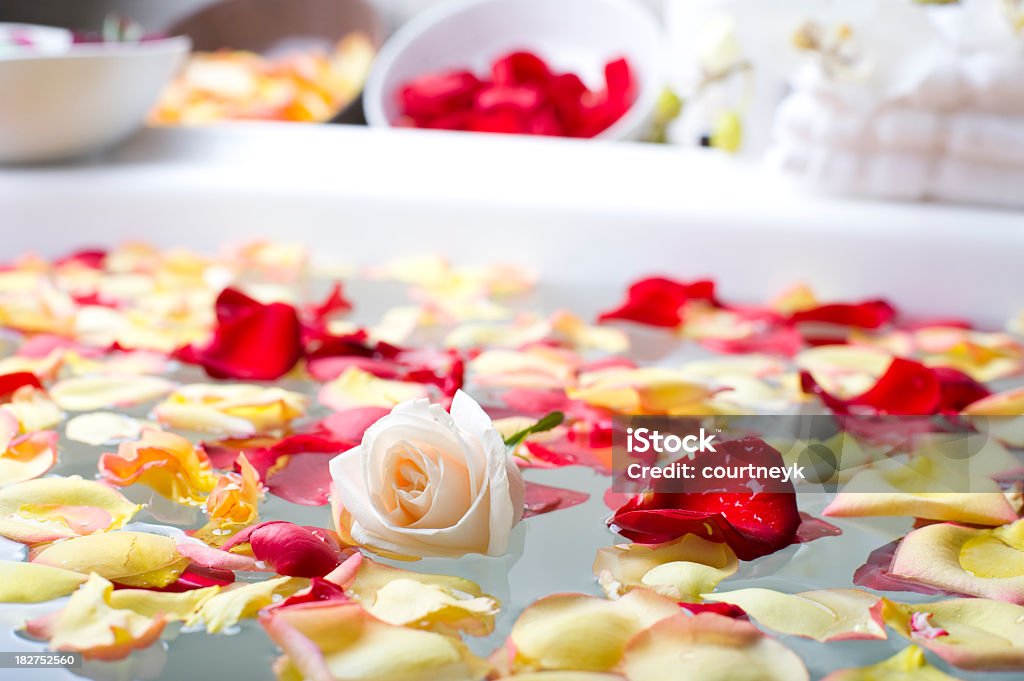 Rosa con flor pétalos en el spa - Foto de stock de Bañera libre de derechos