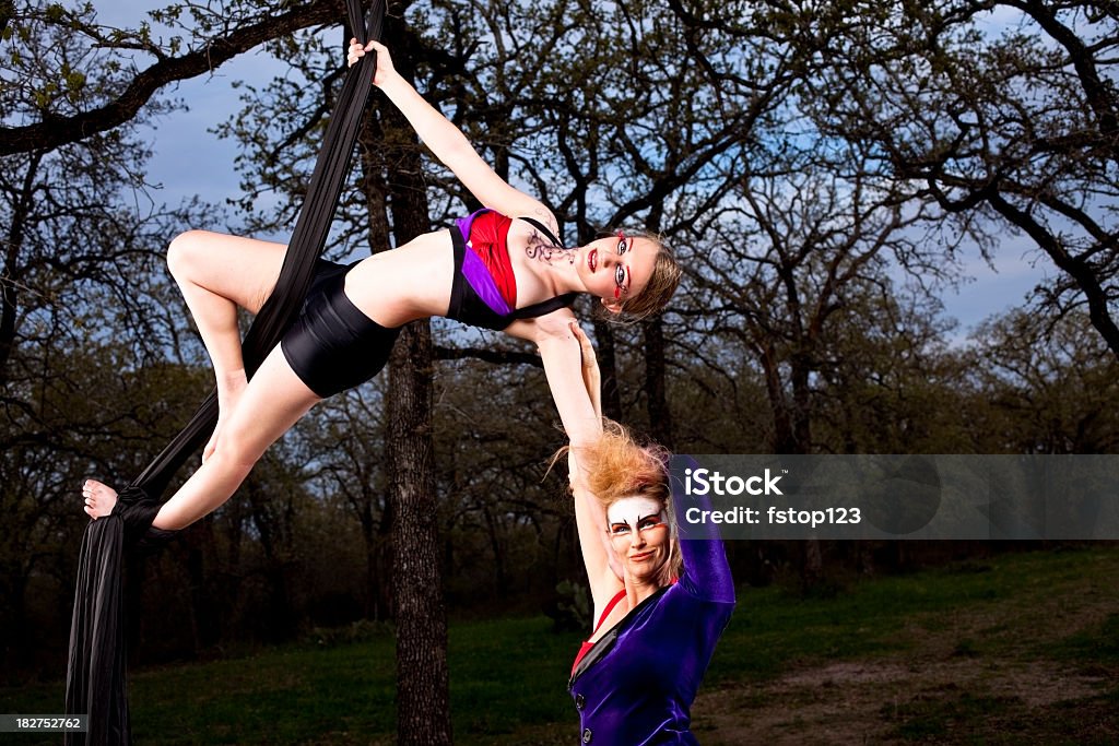 Femmina acrobati esecuzione su nastri di seta - Foto stock royalty-free di Acrobata