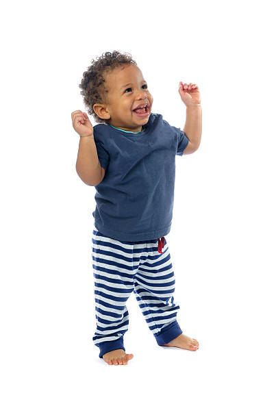 bambino felice alzando le braccia verso l'alto e sorridente, guardando - baby1 foto e immagini stock