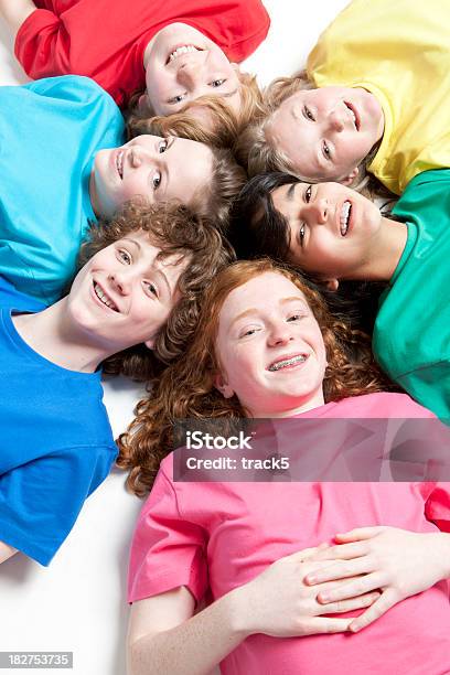 Adolescenti Insieme - Fotografie stock e altre immagini di Amicizia - Amicizia, Maglietta, Multicolore
