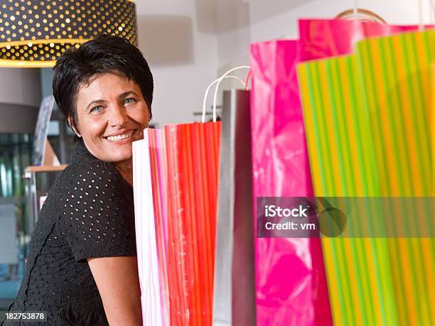 Mujer Madura Con Bolsas De La Compra Foto de stock y más banco de imágenes de 40-44 años - 40-44 años, A la moda, Adicto a las compras