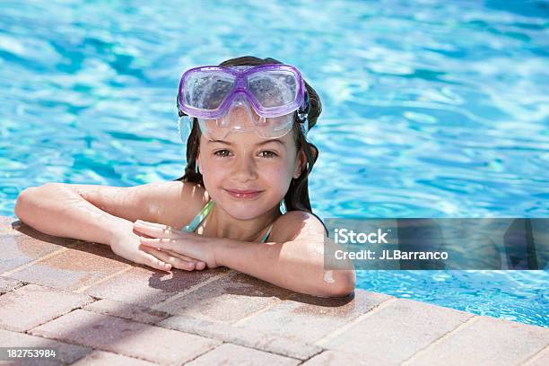 Foto de Adorável Menina Pequena Nadador Na Piscina e mais fotos de stock de 6-7 Anos - 6-7 Anos, Alagado - Molhado, Ao Lado de Piscina