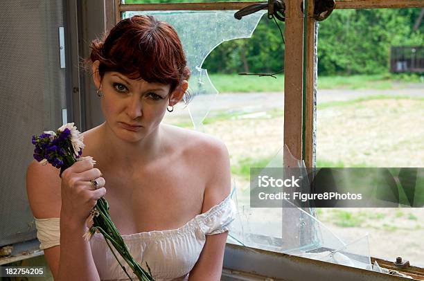 Foto de Garota Contraindo Flores e mais fotos de stock de 20 Anos - 20 Anos, Acabado, Adulto