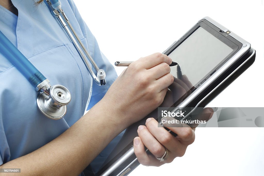 Médica usando tablet digital no hospital - Foto de stock de Escolha royalty-free