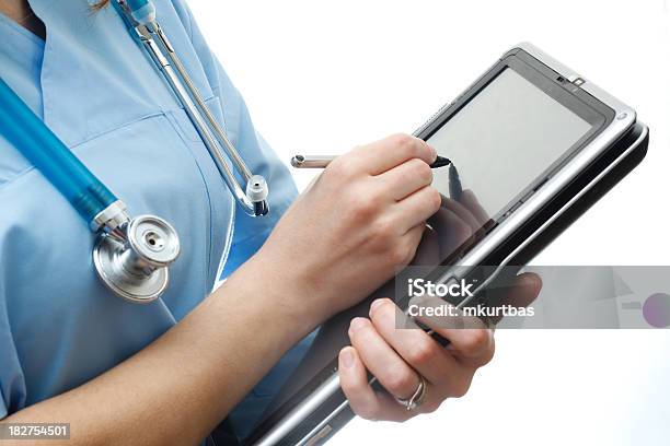 Foto de Médica Usando Tablet Digital No Hospital e mais fotos de stock de Escolha - Escolha, Registo médico eletrónico, Computador desktop