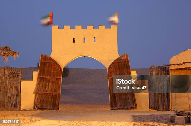 Casco Histórico De La Entrada En El Desierto Foto de stock y más banco de imágenes de Antiguo - Antiguo, Arabia, Arena