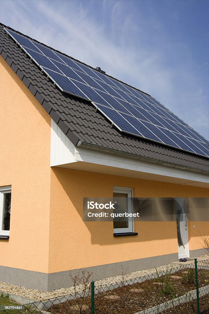 Haus mit Solarzellen - Lizenzfrei Sonnenkollektor Stock-Foto