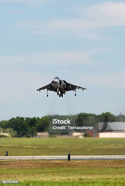 Harrier Jet Парить Над Землей — стоковые фотографии и другие картинки В воздухе - В воздухе, Вертикальный, Военное дело