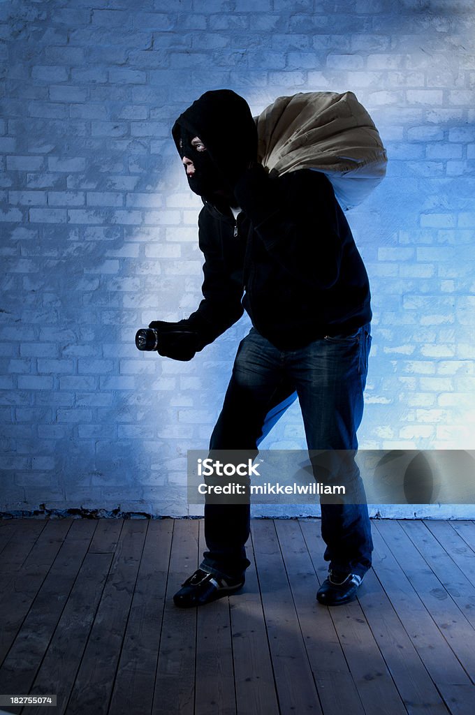 Охранная на �пути ночью с сумка - Стоковые фото Балаклава роялти-фри