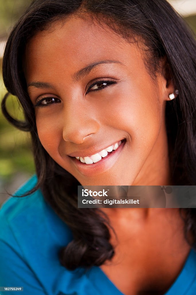 Bela adolescente afro-americano - Foto de stock de Adolescente royalty-free