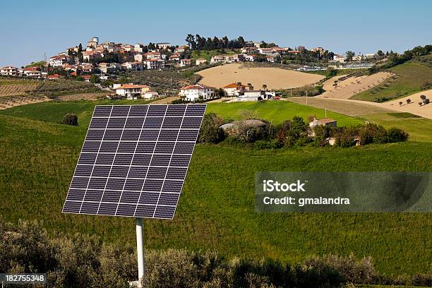 Painel De Energia Solar - Fotografias de stock e mais imagens de Abruzzi - Abruzzi, Ajardinado, Campo agrícola