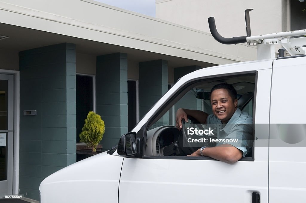 Homem sorrindo fora da janela de sua Van - Foto de stock de Adulto royalty-free