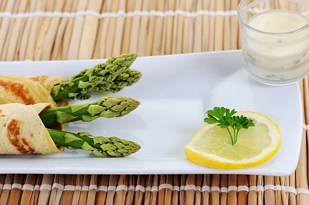 グリーンの調理 aspargus パンケーキソース hollandaise セット - verpackt ストックフォトと画像