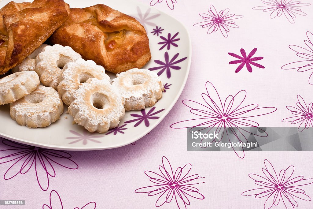 Apple Dumplings con los italianos panecillos, desayuno tiempo - Foto de stock de Alimento libre de derechos