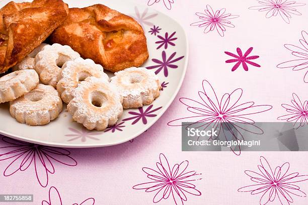 Apple Dumplings Con Los Italianos Panecillos Desayuno Tiempo Foto de stock y más banco de imágenes de Alimento