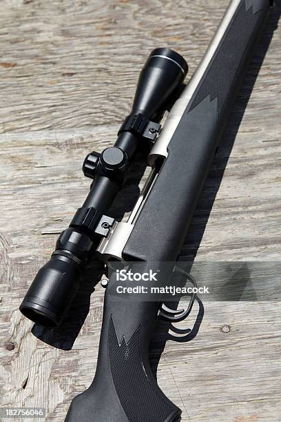 Rifle Foto de stock y más banco de imágenes de Arma - Arma, Caza, Color negro
