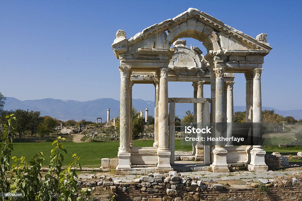 Tetrapylon: Ingresso al tempio di Afrodisia, rovina romana, Turchia - Foto stock royalty-free di Anatolia