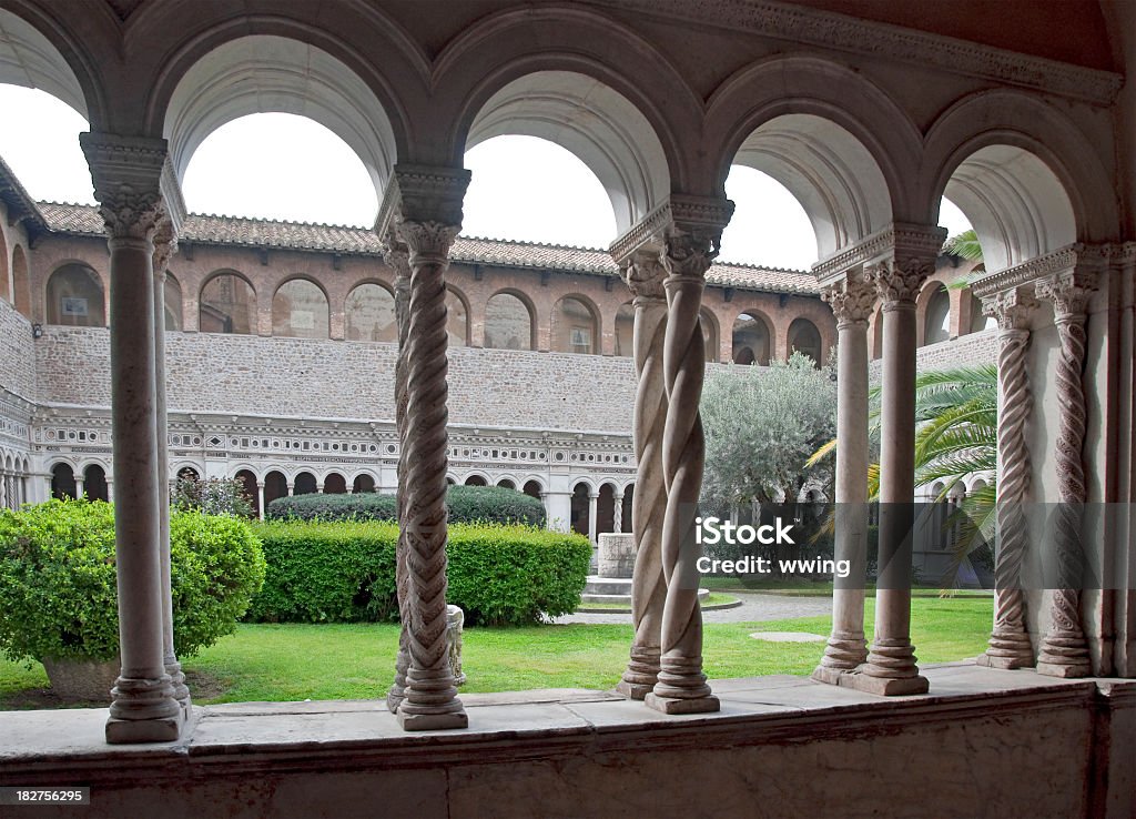 Cloisters in einem großen Rom-Basilika - Lizenzfrei Abgeschiedenheit Stock-Foto