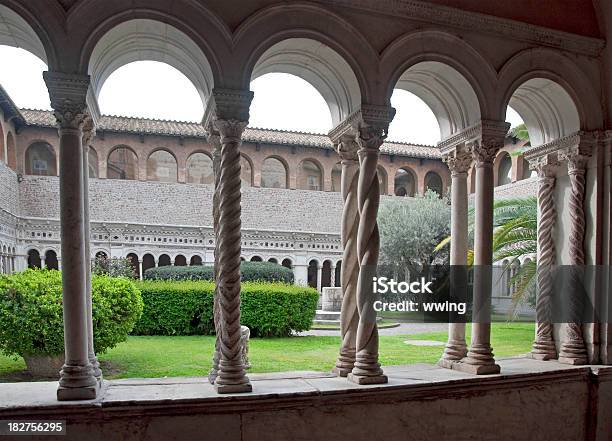 Cloisters In Einem Großen Rombasilika Stockfoto und mehr Bilder von Abgeschiedenheit - Abgeschiedenheit, Architektonische Säule, Architektur