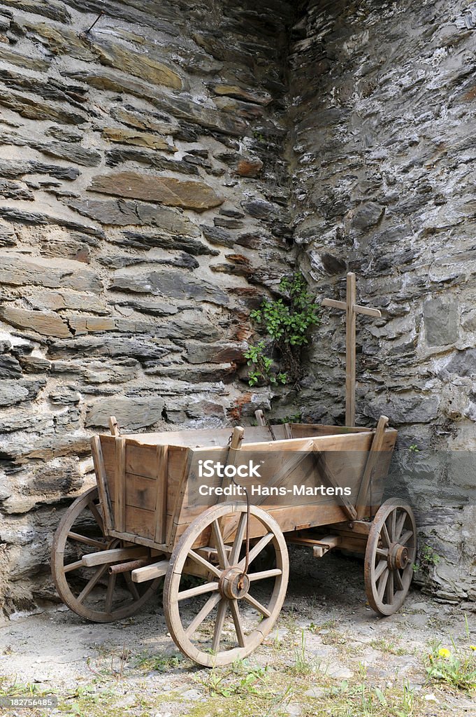 Histórico carrito de madera en la esquina - Foto de stock de Carrito de empujar libre de derechos