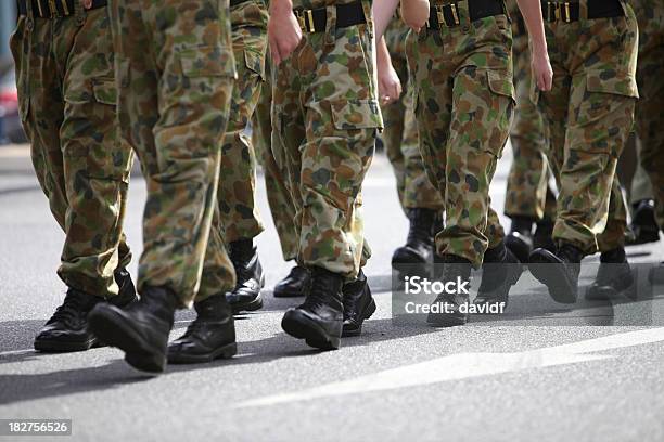 兵士行進する - 士官候補生のストックフォトや画像を多数ご用意 - 士官候補生, ブーツ, 陸軍兵士