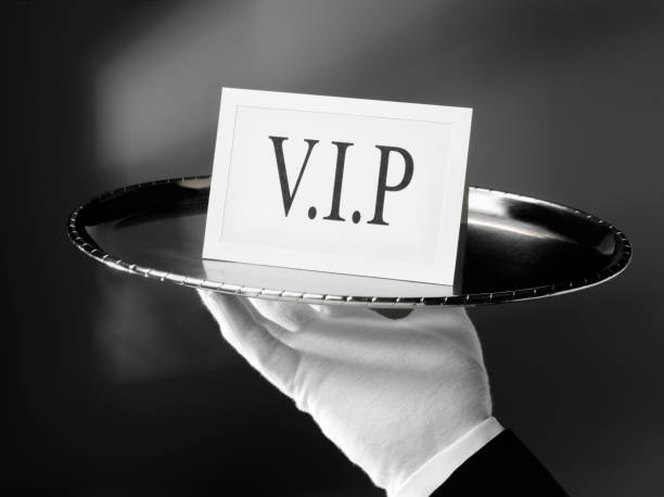 v.i.p. con un servizio di prima classe - serving tray silver plate foto e immagini stock