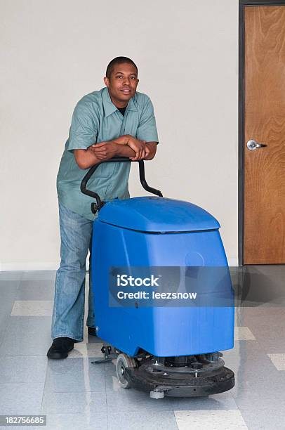 Un Hombre De Oficina Limpieza De Servicios De Limpieza Serie Foto de stock y más banco de imágenes de Cuidador