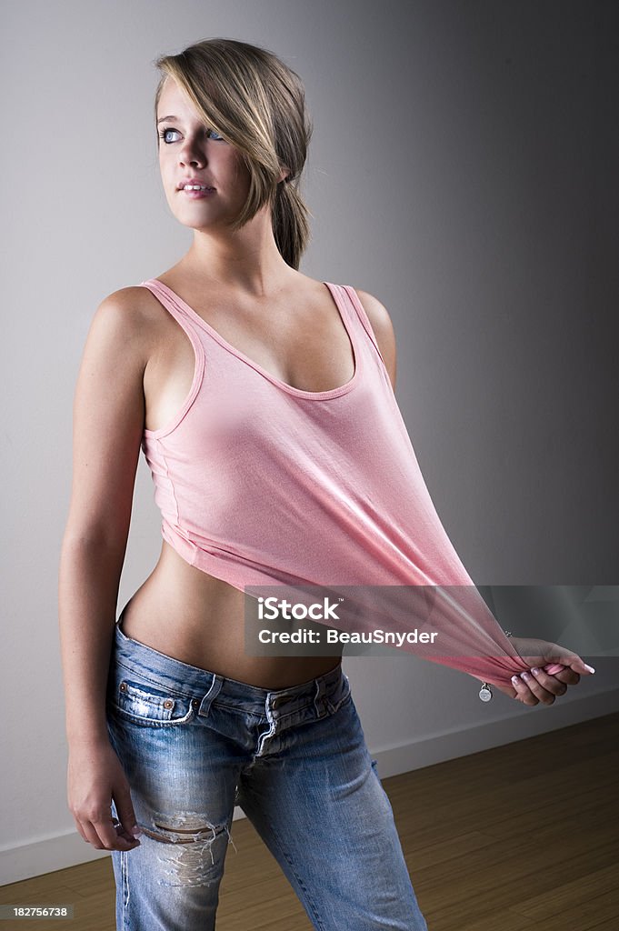 Pociągając w różowej koszulce na ramiączkach - Zbiór zdjęć royalty-free (Profil - Z boku)