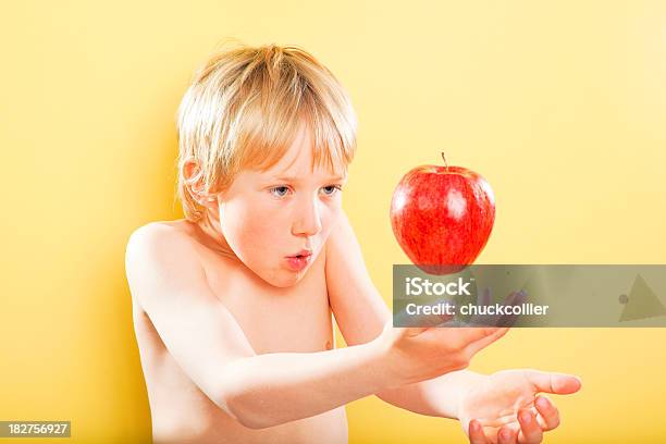 Magic Trick Stockfoto und mehr Bilder von Apfel - Apfel, Bizarr, Ein Junge allein