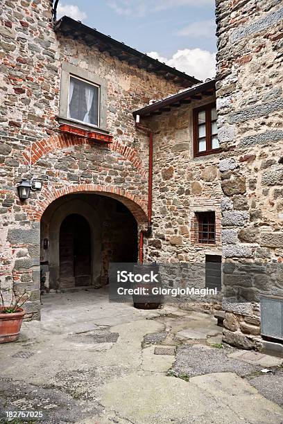 Patio En Una Villa Toscana De Stone Región De Chianti Foto de stock y más banco de imágenes de Adoquinado