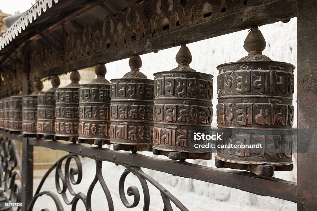 Tibetano oración mills - Foto de stock de Buda libre de derechos