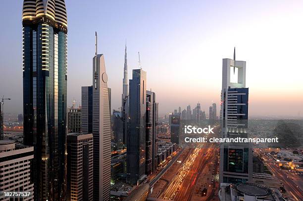 Photo libre de droit de Dubaï Dans La Nuit banque d'images et plus d'images libres de droit de Sheikh Zayed Road - Sheikh Zayed Road, Arabie, Bleu