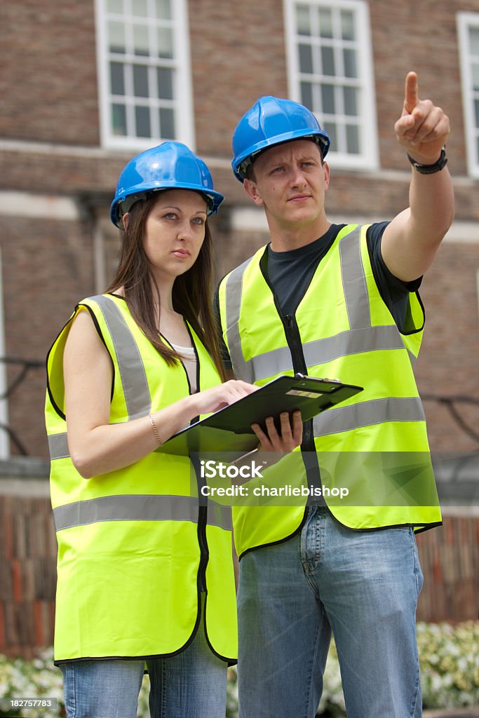 Homens e mulheres jovens engenheiros de construção - Foto de stock de Adulto royalty-free