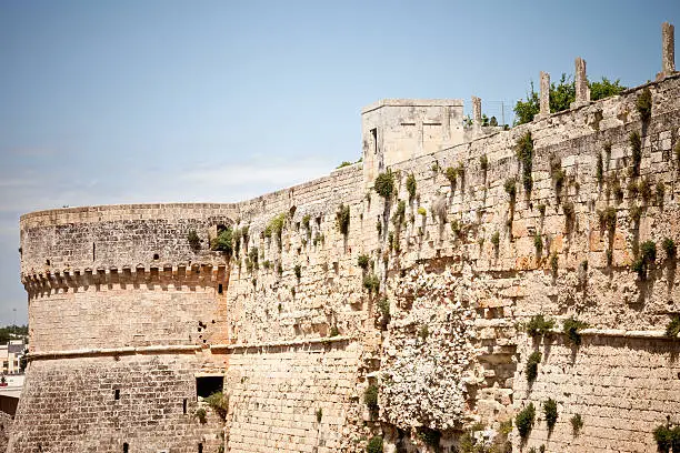 The Castle of Otranto, which he named the first Gothic novel of history (written by Horace Walpole), is closely related to the walls which form a unique defense system. Built by Alfonso of Aragon between 1485 and 1498, the castle was designed by Ciro Ciri with the advice of Francesco di Giorgio Martini. The Castle Square stood the fortifications dating back to the Swabian domination by the addition of adjustments made by the Turks around 1480. Under the Aragonese court, the castle was surrounded by a moat and high Ciri you did add three cylindrical corner towers. 