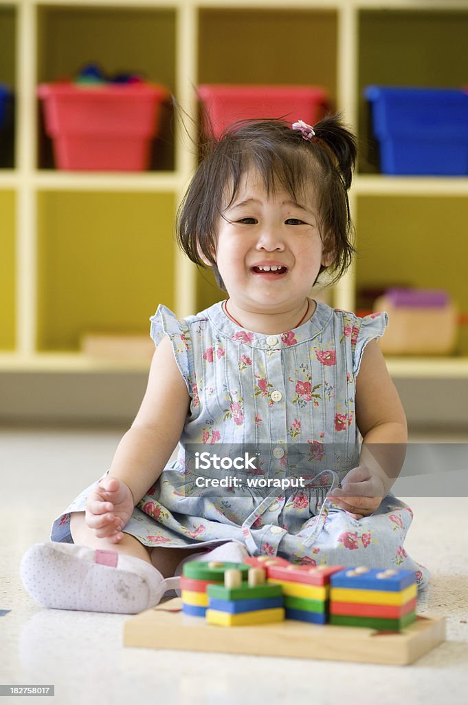 Bambina giocando in camera dei bambini. - Foto stock royalty-free di Etnia indo-asiatica