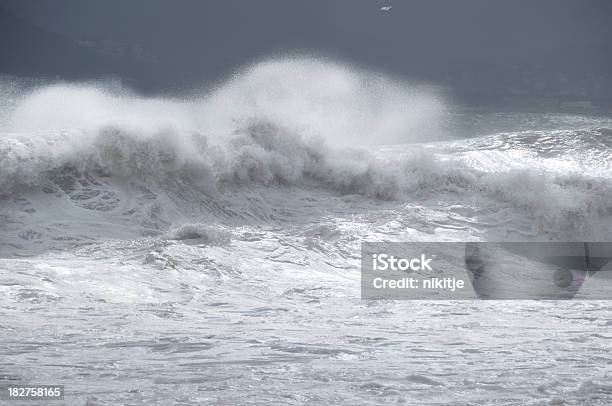 Stürmischen Mittelmeer Stockfoto und mehr Bilder von Windsurfbrett der Mistral-Klasse - Windsurfbrett der Mistral-Klasse, Biegung, Blau